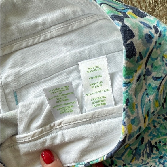 🌴 Lilly Pulitzer Patterned Women's Shorts Stretchy 12 Comfortable and Classic! - Picture 3 of 9